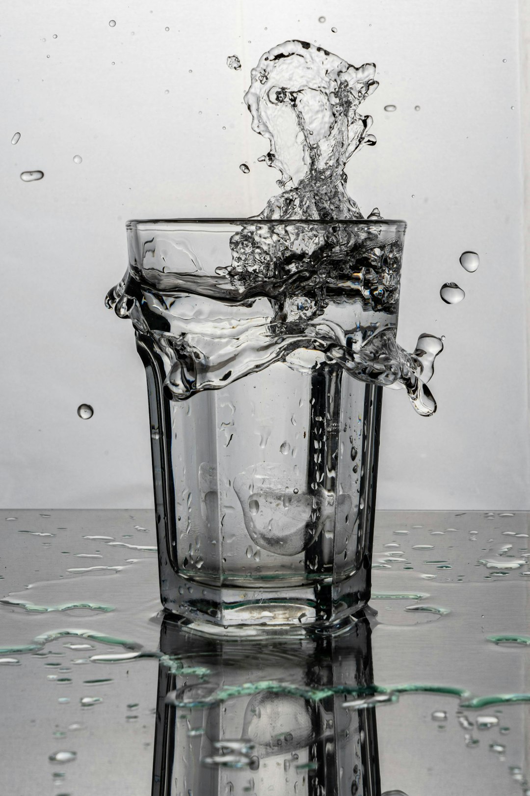 clear-drinking-glass-with-water-afbow3dw8qa